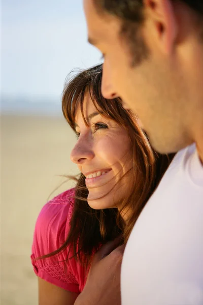 Casal feliz na praia — Fotografia de Stock