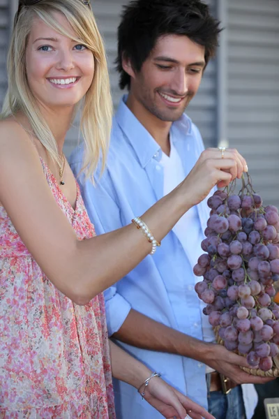 Retrato de una pareja con uvas — Foto de Stock