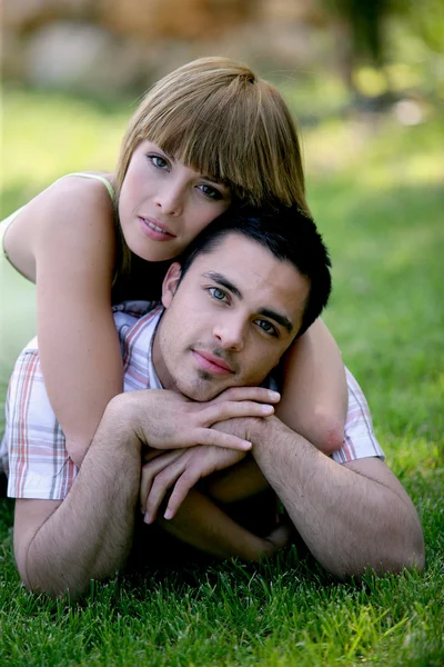Junges Paar liegt in einem Park — Stockfoto