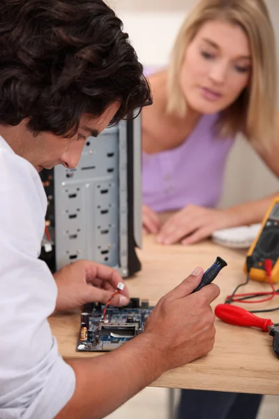 Technicien en réparation d'ordinateurs — Photo