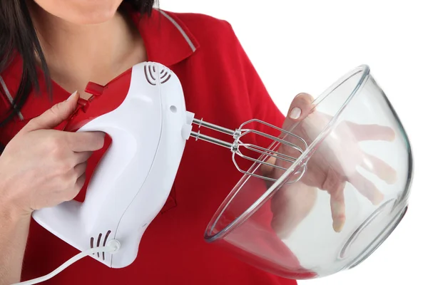 A woman using an electric beater — Stock Photo, Image