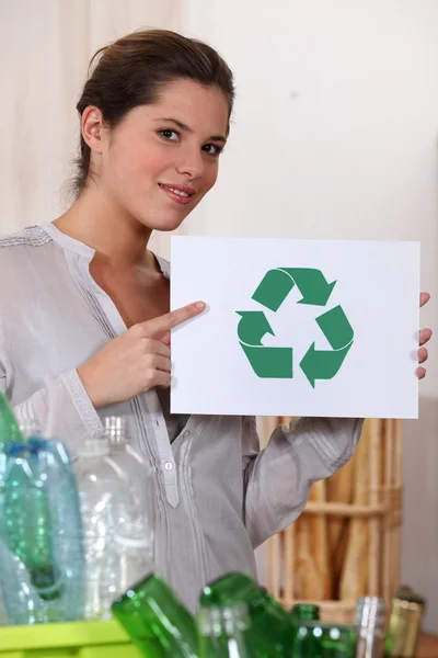 Donna riciclaggio di vetro e bottiglie di plastica — Foto Stock