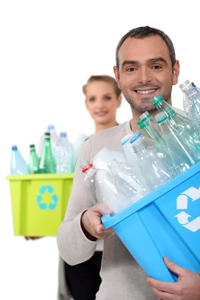 Casal reciclagem garrafas de plástico — Fotografia de Stock