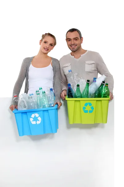 Casal tirando a reciclagem — Fotografia de Stock