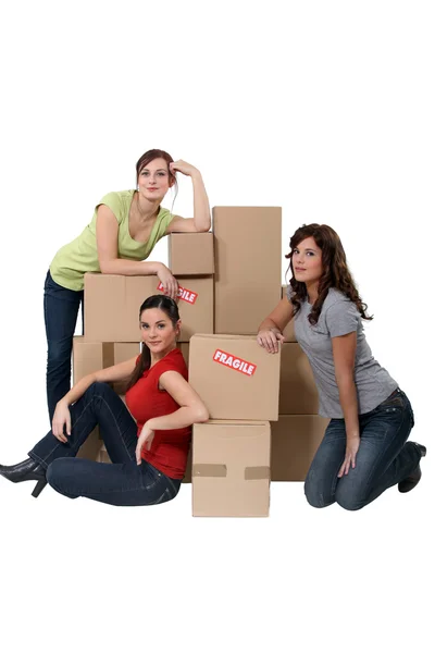 Tres mujeres mudándose casa — Foto de Stock