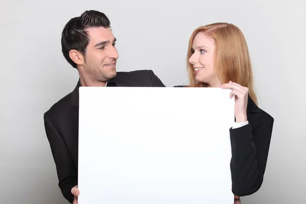 Podnikatel a podnikatelka drží reklamní tabule — Stock fotografie