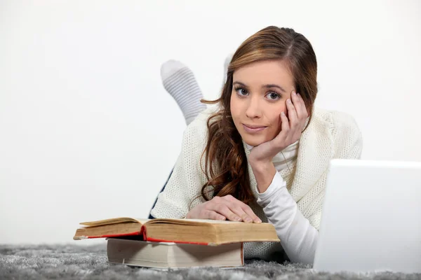 Estudiante femenina con libros y laptop — Foto de Stock