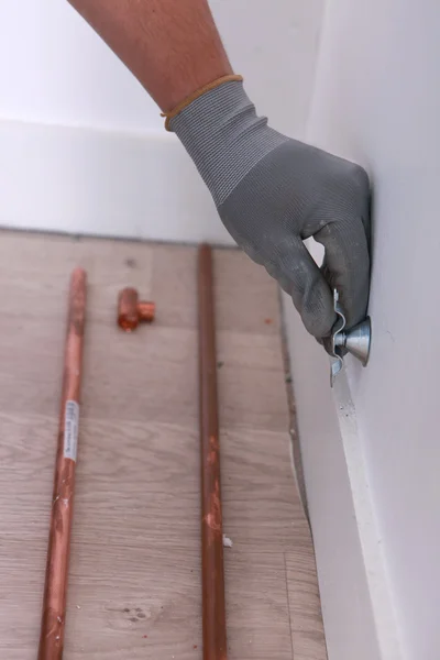 Plumber fitting copper pipes — Stock Photo, Image
