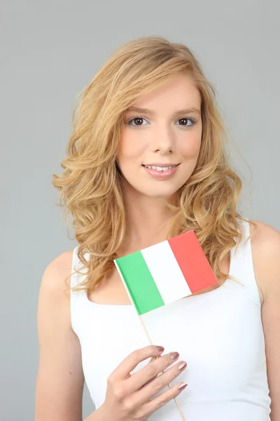 Ung kvinna anläggning italiensk flagg — Stockfoto