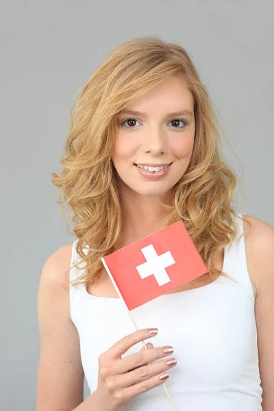 Kobieta z flaga Szwajcarii na szarym tle — Zdjęcie stockowe
