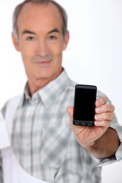 Homem mostrando telefone celular — Fotografia de Stock
