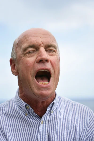 Homem idoso bocejando — Fotografia de Stock