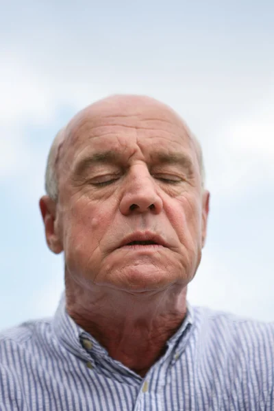 Espressivo uomo anziano irritato — Foto Stock