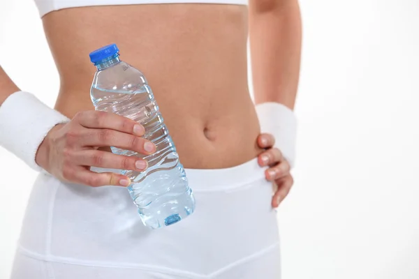 水のボトルを保持しているスポーティな女性 — ストック写真