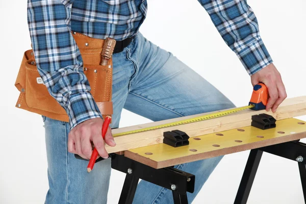 Carpintero midiendo madera —  Fotos de Stock