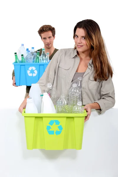 Ζευγάρι ανακύκλωση Κουτιά πλαστικά μπουκάλια — Φωτογραφία Αρχείου