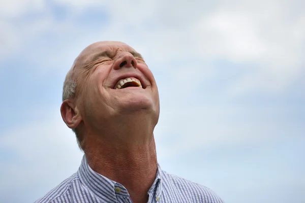 Hombre mayor riendo — Foto de Stock