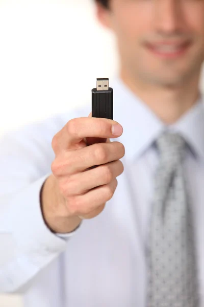 Un homme d'affaires remet une clé USB . — Photo