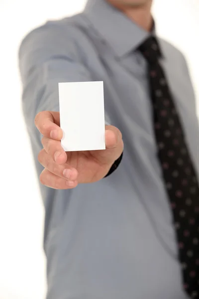 Homem com um empate mostrando um cartão em branco — Fotografia de Stock