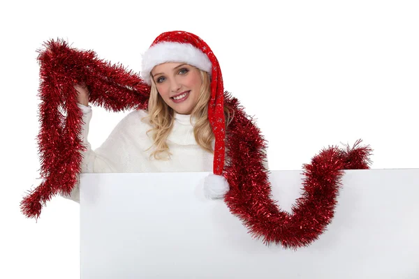 Vrouw krijgen in de geest van Kerstmis — Stockfoto