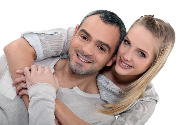 Schräges Bild vom umarmenden Paar — Stockfoto