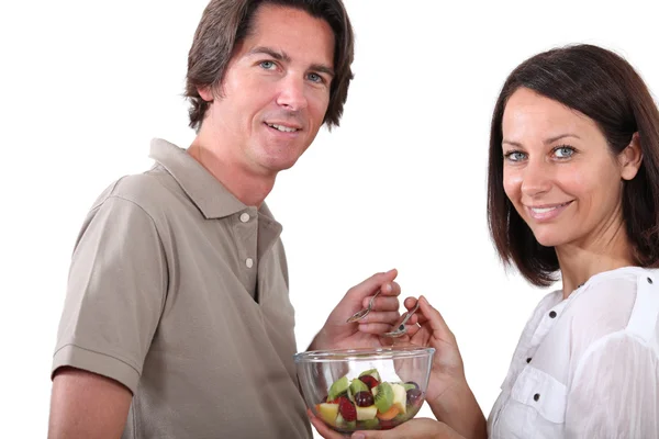 Paar isst Obstsalat — Stockfoto