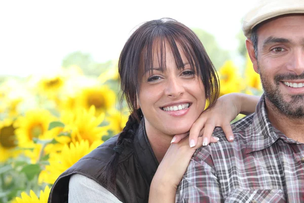 Bauer und Frau standen auf Sonnenblumenfeld — Stockfoto