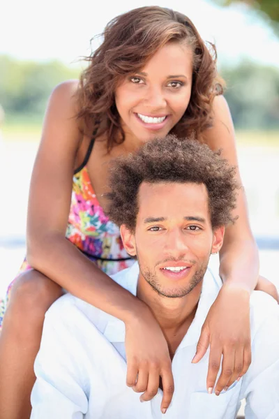 Jovem casal ao ar livre — Fotografia de Stock