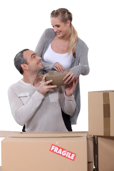 Couple arranging their new apartment — Stock Photo, Image