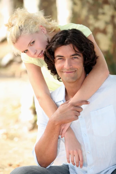 Retrato de um casal ao ar livre — Fotografia de Stock