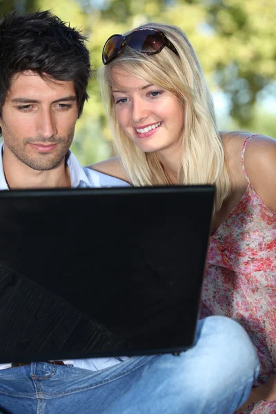 Para patrząc na zdjęcia na laptopa — Zdjęcie stockowe