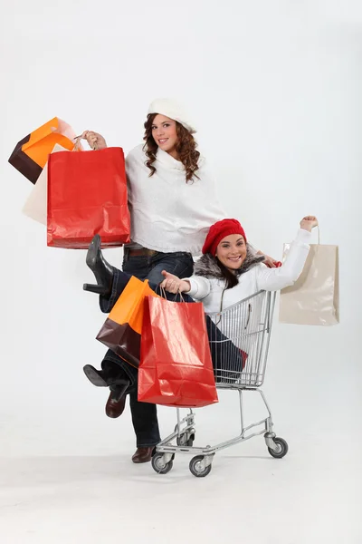 Freundinnen shoppen im Einkaufszentrum — Stockfoto
