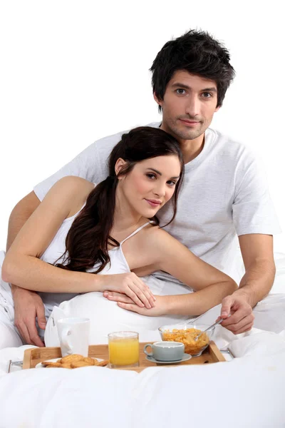 Couple prenant le petit déjeuner au lit — Photo