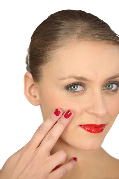 Mujer con esmalte rojo y lápiz labial —  Fotos de Stock