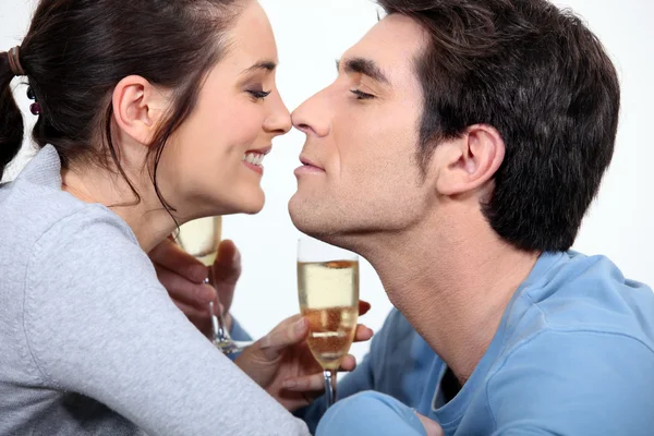 Casal com flauta de canoagem de champanhe — Fotografia de Stock