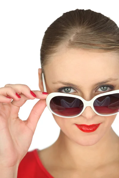 Frau mit übergroßer Sonnenbrille — Stockfoto