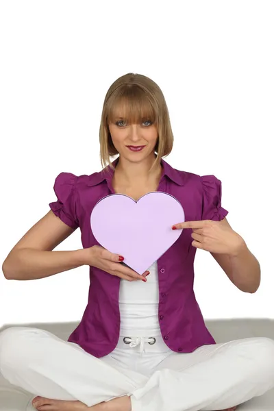 Vrouw met een hartvormige doos — Stockfoto