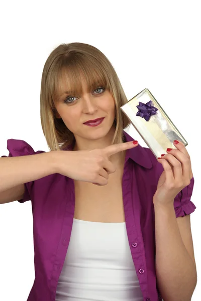 Mujer rubia sosteniendo un regalo — Foto de Stock