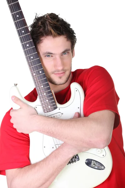若い男が彼のギターを抱き締める — ストック写真