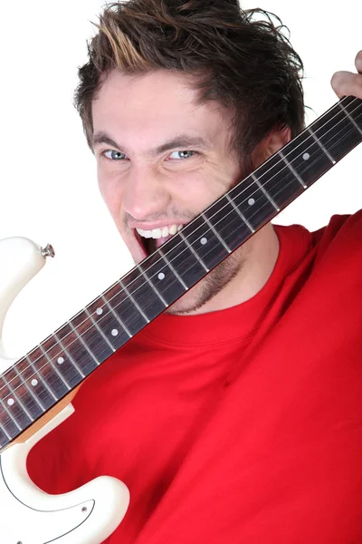 Mężczyzna krzyczy z gitarą w rękach — Zdjęcie stockowe