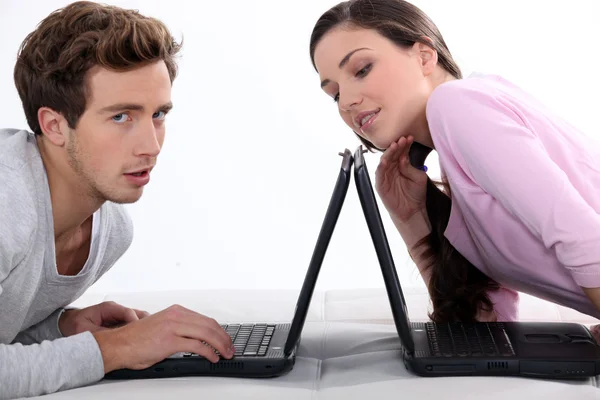 Homme et femme avec des ordinateurs portables — Photo