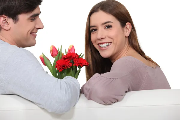그의 여자 친구에 게 꽃을 주는 남자 — 스톡 사진