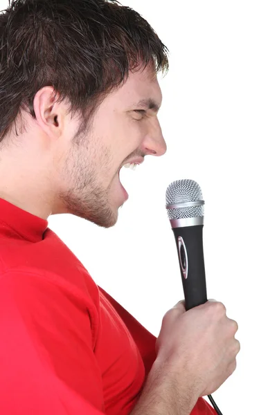 Προφίλ ενός άνδρα τραγουδώντας σε ένα μικρόφωνο — Φωτογραφία Αρχείου
