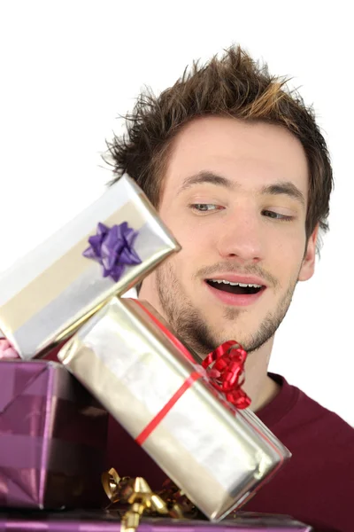 Muž hospodářství hromadu dárků — Stock fotografie