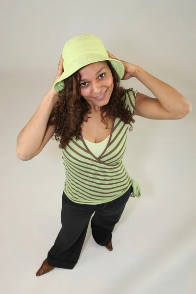Tiro de ângulo alto de uma mulher usando um chapéu de abas largas — Fotografia de Stock
