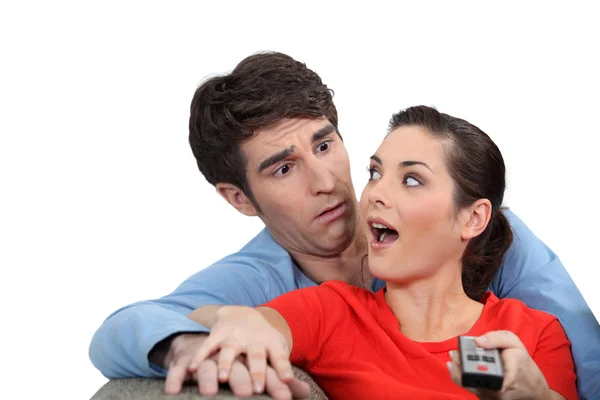 Geschokt paar met een afstandsbediening — Stockfoto