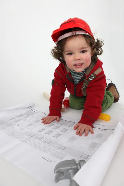 Dziecko udaje się pracownik budowlany — Zdjęcie stockowe