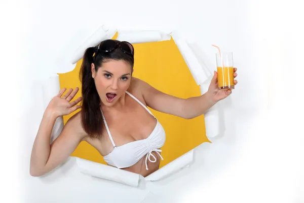 Woman in a bikini with a glass of orange juice — Stock Photo, Image