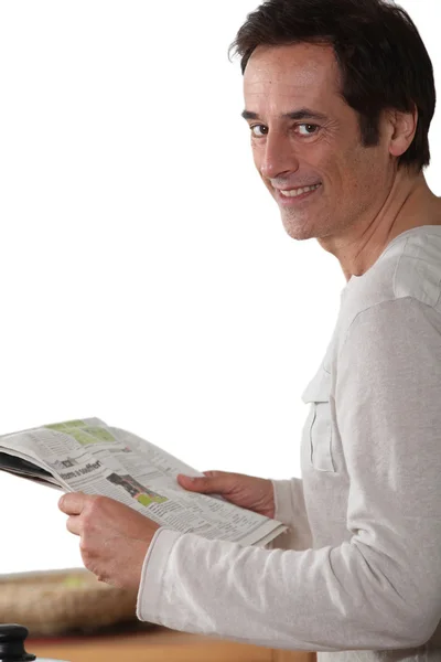 신문을 읽는 행복 한 남자. — 스톡 사진