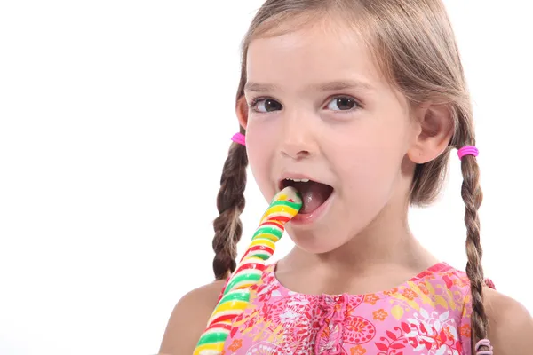 ロリポップを食べる少女 — ストック写真